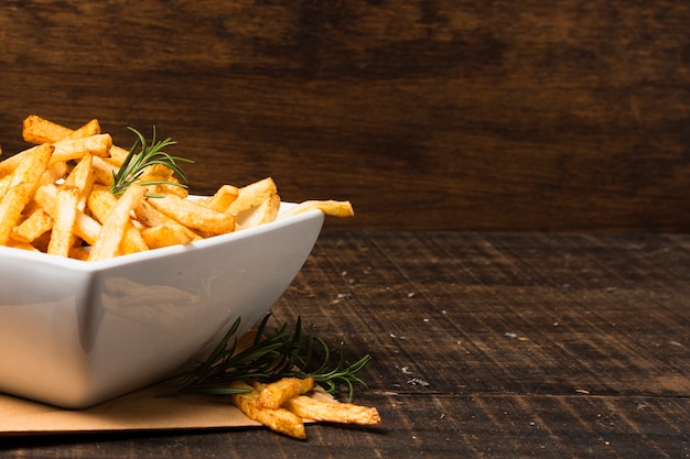 Foto tigela de batatas fritas com espaço para texto