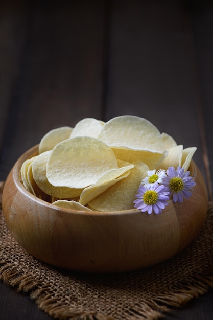 Tigela de batatas fritas em fundo de madeira comida gorda ou junk food