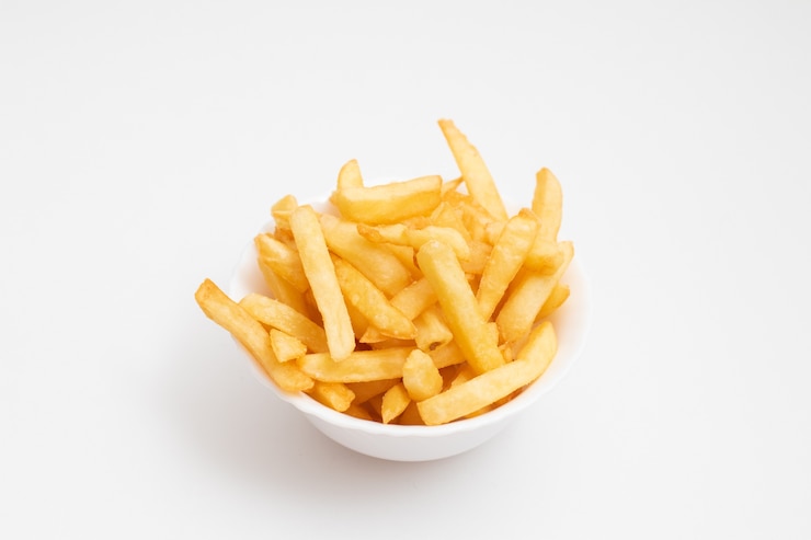 Foto tigela de batatas fritas frescas.