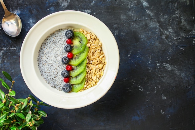 Tigela de batidos, aveia, sementes de chia e frutas