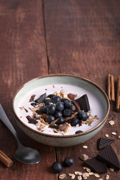 Tigela de batidos com iogurte natural, frutas frescas e cereais