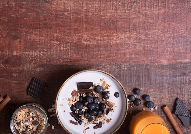 Tigela de batidos com iogurte natural, frutas frescas e cereais