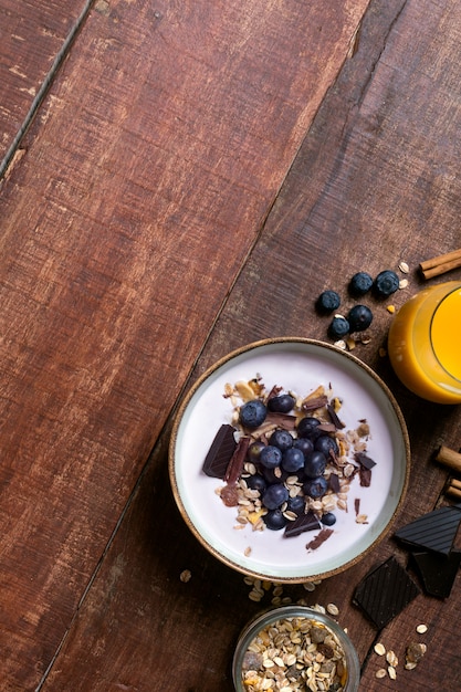 Tigela de batidos com iogurte natural, frutas frescas e cereais