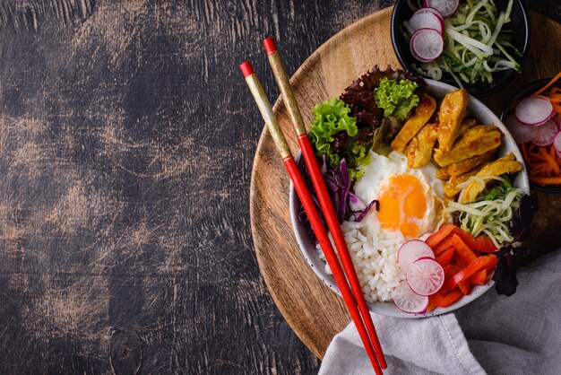 Tigela de bibimbap coreana com arroz de carne e salada