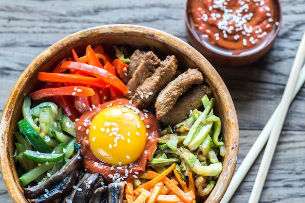 Tigela de bibimbap na mesa de madeira