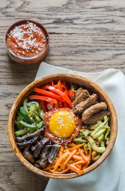 Tigela de bibimbap na mesa de madeira