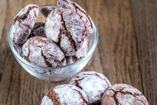 Tigela de biscoitos de chocolate na madeira