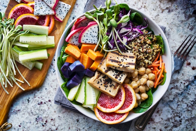 Foto tigela de buda colorido com tofu grelhado e fruta do dragão