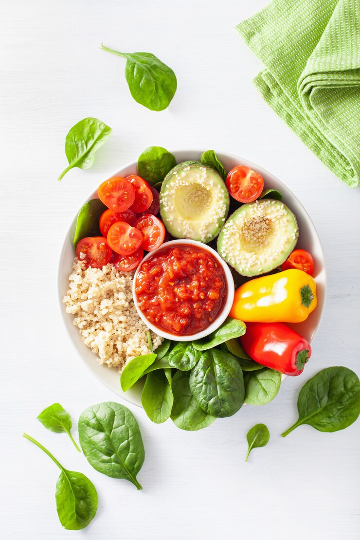 Foto tigela de buda vegan. tigela de almoço saudável com abacate, tomate, pimentão, quinoa e salsa