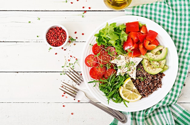 Tigela de buda vegetariano com quinoa, queijo tofu e legumes frescos. conceito de comida saudável. salada vegana. vista do topo. configuração plana