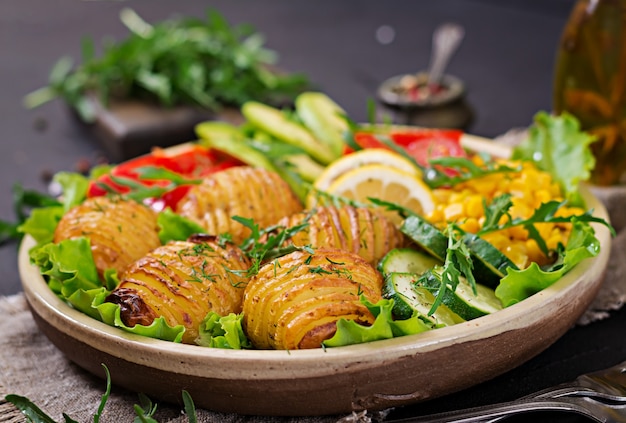 Tigela de buda vegetariano. vegetais crus e batatas assadas na tigela. refeição vegana. conceito de comida saudável e desintoxicação.