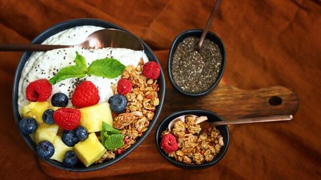 Tigela de café da manhã com frutas e bagas de iogurte chia Lanche saudável ou sobremesa