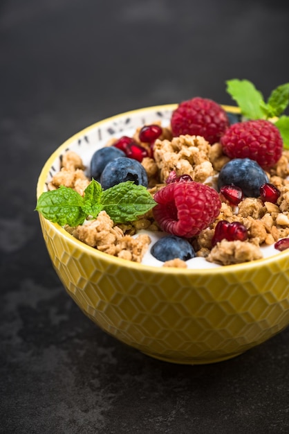 Tigela de café da manhã com granolamilk e frutas silvestres