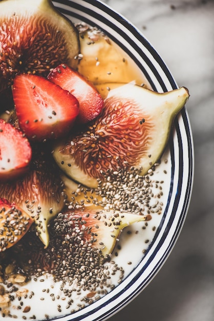 Tigela de café da manhã de desintoxicação saudável com frutas de iogurte e mel closeup