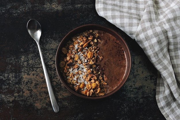 Tigela de café da manhã delicioso com iogurte de chocolate e granola. Café da manhã saudável.