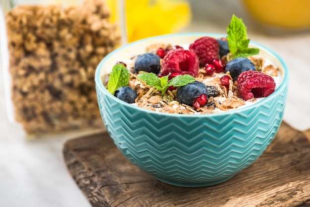Tigela de café da manhã saudável com cereais e frutas