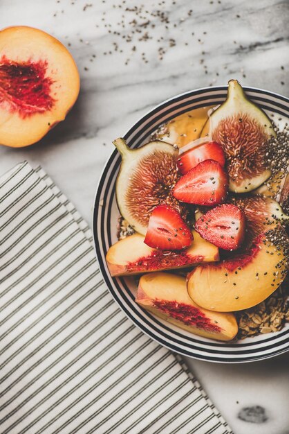 Tigela de café da manhã saudável com frutas de iogurte e vista superior de mel