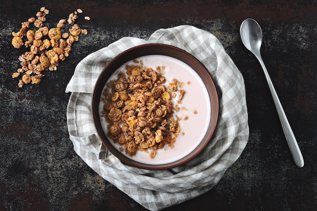 Tigela de café da manhã saudável com iogurte e granola.