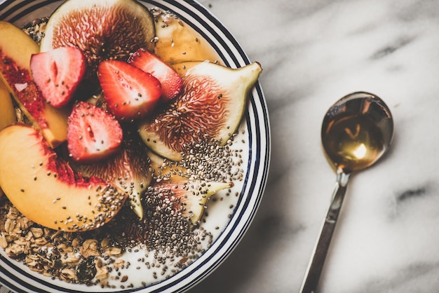 Tigela de café da manhã vegetariana saudável com frutas de iogurte e mel closeup