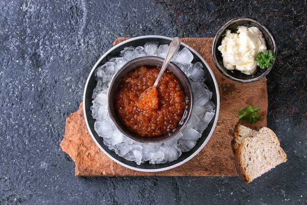 Tigela de caviar vermelho