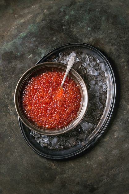 Tigela de caviar vermelho