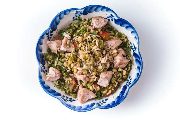 Tigela de cerâmica com bordas onduladas salada com feijão e frango