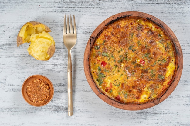 Tigela de cerâmica com fritada de vegetais