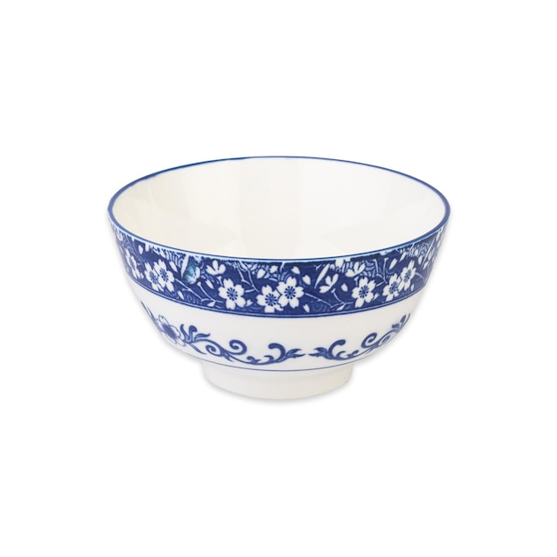 Tigela de cerâmica decorada com flores azuis e brancas isolada sobre fundo branco