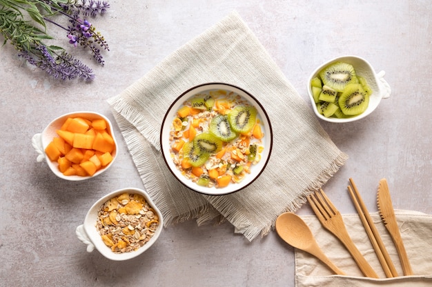 Tigela de cereais com leite e frutas delicioso café da manhã saudável vista alta