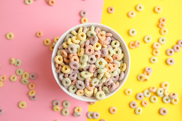 Tigela de cereal com fundo colorido