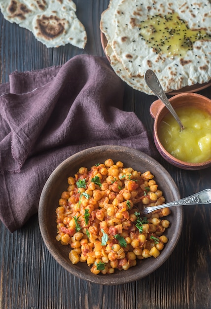 Tigela de chana masala com pão sírio