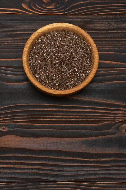 Tigela de closeup de sementes de chia natural orgânico em fundo de madeira ou mesa