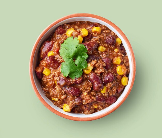 Tigela de comida mexicana, chili con carne isolada em um fundo verde, vista superior