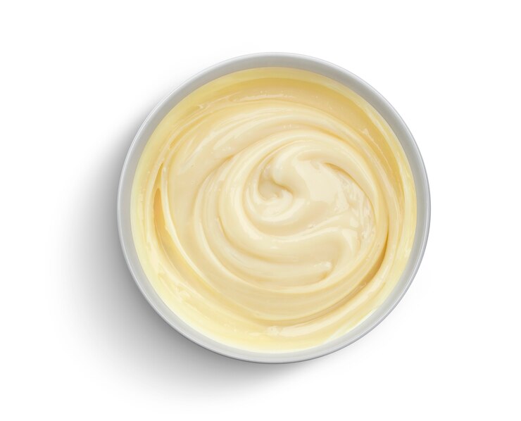 Tigela de creme de leite condensado isolado no fundo branco