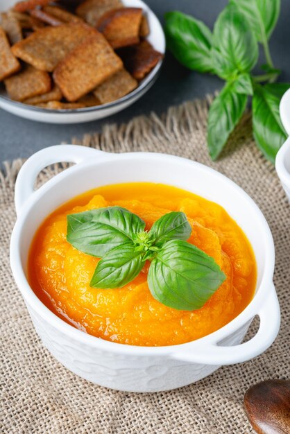 Tigela de deliciosa sopa de abóbora de outono com croutons de centeio