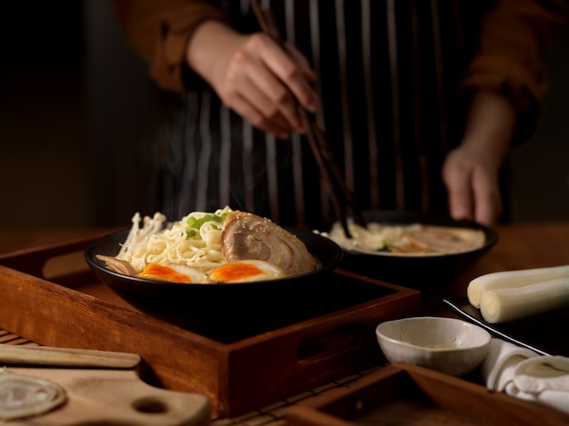 Tigela de delicioso ramen de Tonkotsu com carne de porco