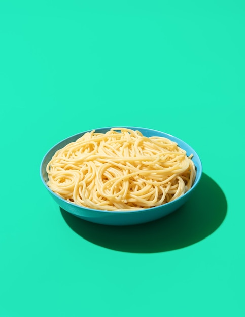 Tigela de espaguete isolada em um fundo verde