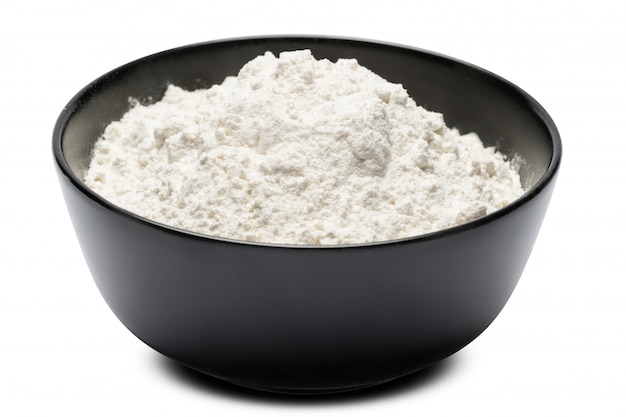 Tigela de farinha de trigo em branco