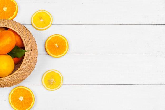 Foto tigela de frutas cítricas no fundo de madeira branco