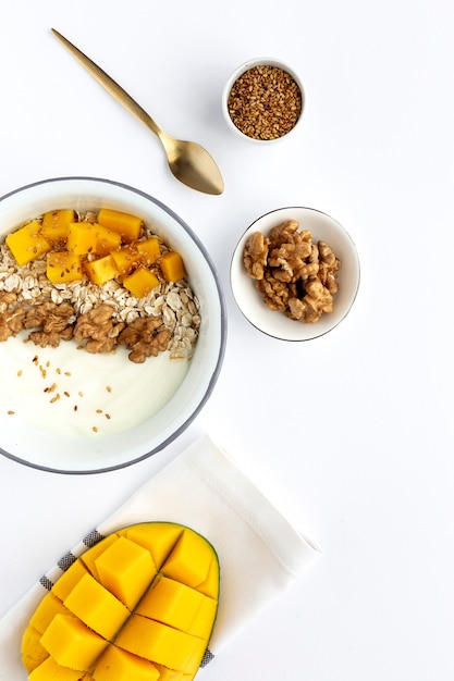 Tigela de granola caseira com iogurte e cereais