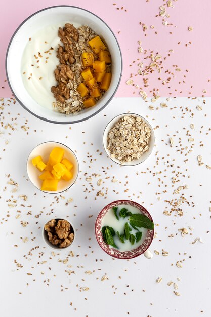 Foto tigela de granola caseira com iogurte e cereais