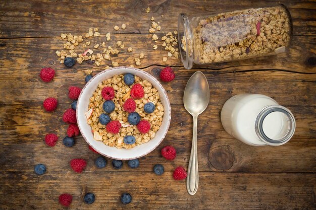 Tigela de granola com framboesas e mirtilos