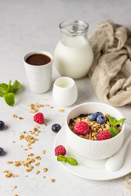 Tigela de granola com leite, frutas e leite