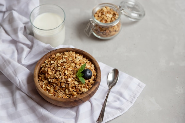 Tigela de granola de aveia caseira