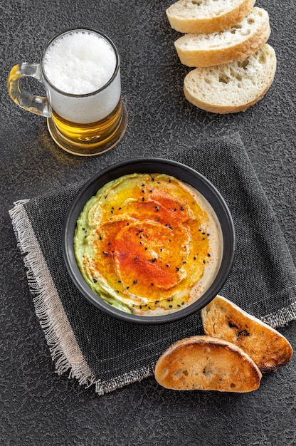 Tigela de guacamole e homus com pão torrado