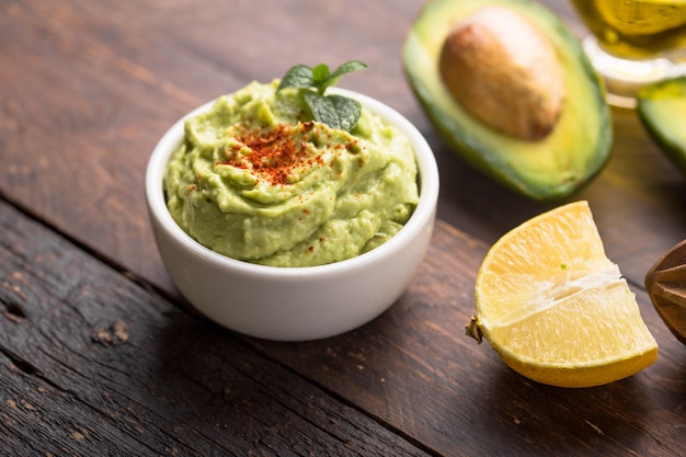 Tigela de hummus verde