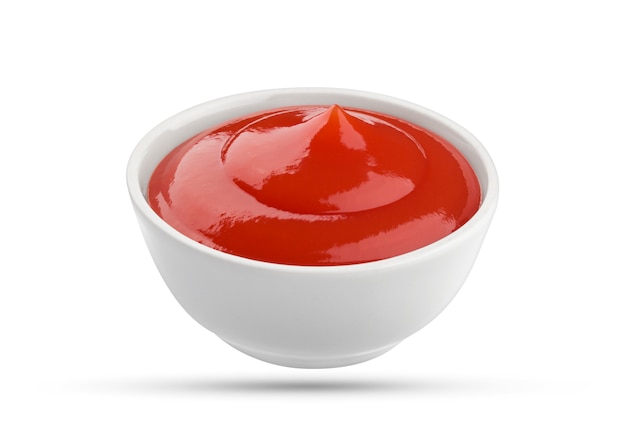 Tigela de ketchup isolada no fundo branco