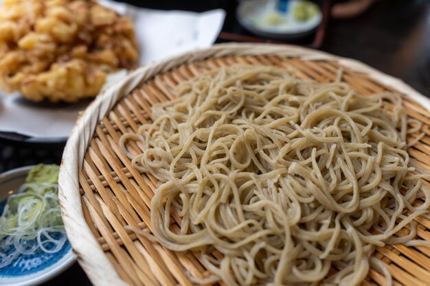 Tigela de macarrão chinês com macarrão udon vegetal e japonês