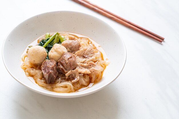 Tigela de macarrão com carne de porco assada