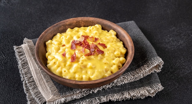 Tigela de macarrão com queijo com fatias de bacon frito